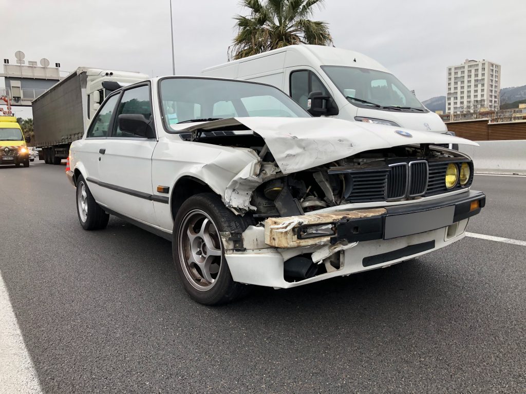 BMW E30 accidentée